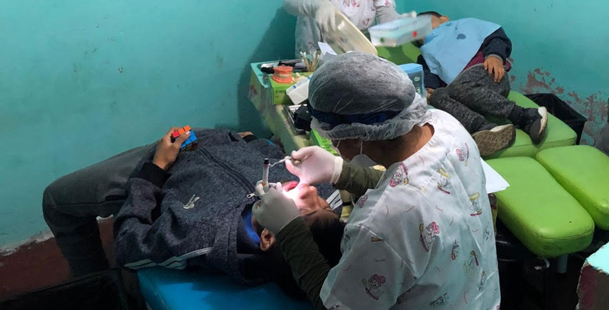 doctor with patient in Peru - Motiv Med Program